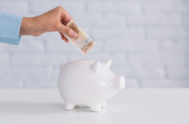 Descubre cómo ahorrar en tu factura de luz con consejos prácticos para un consumo energético sostenible, utilizando equipos eficientes y revisando tu potencia contratada.