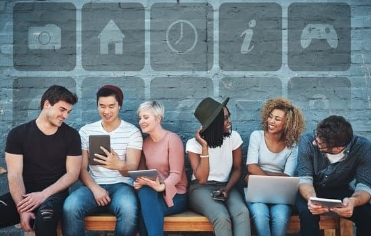La gamificación se está convirtiendo en una estrategia rentable para atraer, educar y fidelizar a los clientes. Aplicar técnicas de juego en contextos de marketing permite aumentar el engagement, mejorar la experiencia del usuario y captar datos valiosos. Este artículo detalla cómo implementar la gamificación, los beneficios que aporta y ofrece ejemplos prácticos para aprovechar al máximo esta técnica en el ámbito empresarial.