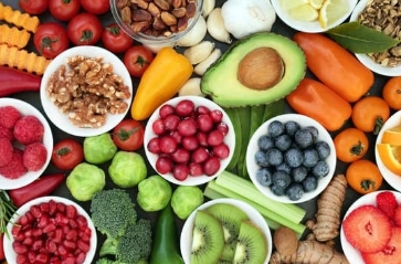 Una alimentación se considera sostenible cuando durante su producción se ha reducido el impacto medioambiental, no se agotan los recursos naturales, se respeta a la biodiversidad, y a través de cual se contribuye a la seguridad alimentaria y nutricional. Tener en cuenta qué alimentos se incluyen en la dieta repercute no solo en la salud de las personas sino también del planeta.-6-2024_162315_www.canva.com