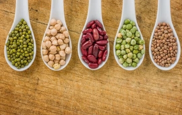 Descubre cinco alimentos sostenibles esenciales para tu cesta de la compra, enfatizando la importancia de las elecciones eco-conscientes en el consumo de alimentos. Subraya la conciencia y las preferencias de los consumidores por opciones respetuosas con el medio ambiente, promoviendo un cambio hacia hábitos alimenticios más saludables y sostenibles.