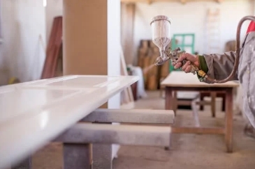 Se fabrican con procesos respetuosos con el medio ambiente y materiales de origen responsable, como materiales reciclados o madera certificada. Estos muebles buscan minimizar el impacto ambiental desde la extracción de materias primas hasta el transporte y montaje final, incorporando prácticas de economía circular y certificaciones como PEFC y FSC.