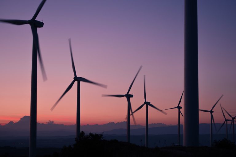 windmills-984137_1920-768x512